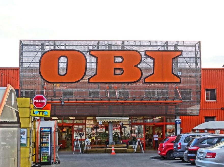 Obi hardware store from the outside.