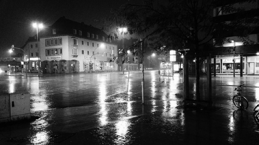Straßenecke in Osnabrück bei Regen und Nacht.
